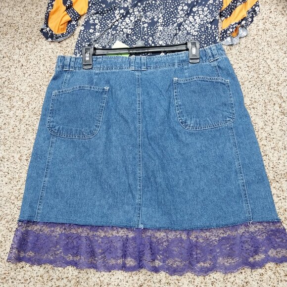 3095 Size 16p White Stag Upcycled Jean Skirt with Purple Wide Lace Trim. - Picture 4 of 5